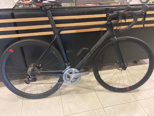 Silniční postavené zánovní karbonové kolo  kolo 9,30 kg